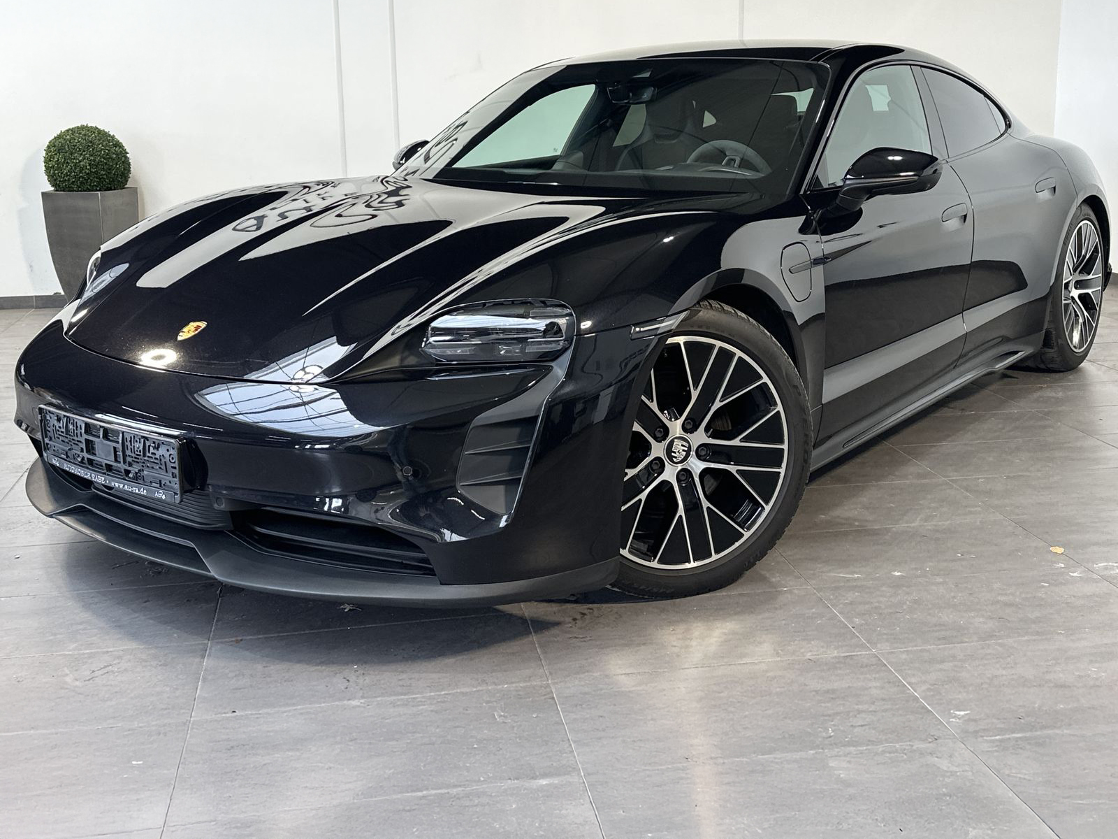 Porsche Taycan Sport-Design / 350 kW