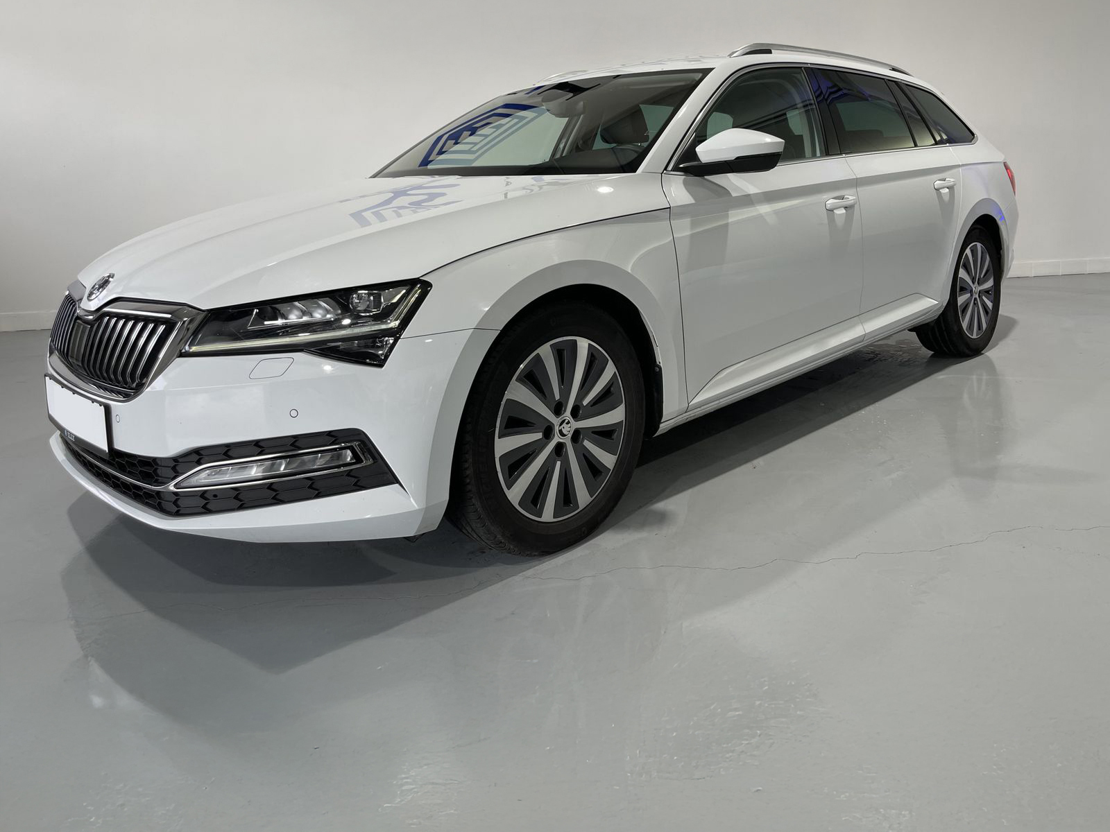 SKODA Superb 2.0 TDI - Premium Edition / 110kW